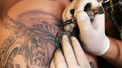 Ученым удалось доказать еще одну опасность татуировок