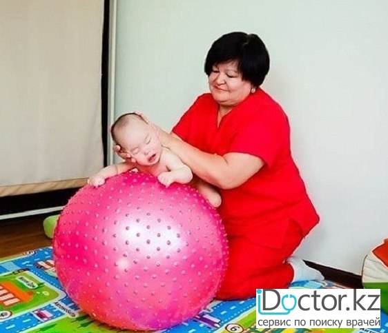 На фотографии изображён ЕДШ дәрігері Каратаева Гульнас Султановна