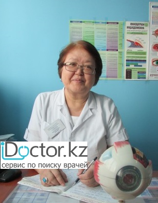 На фотографии изображён Офтальмолог (көз дәрігері) Абенова Светлана Куразовна