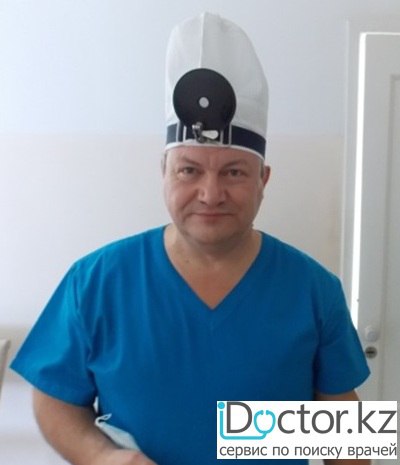 На фотографии изображён ЛОР (отоларинголог) Синицких Владимир Романович