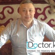 На фотографии изображён Хирург Мусабеков Арман Тулегенович