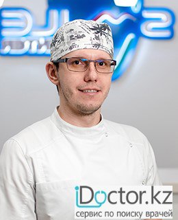 На фотографии изображён Стоматолог-ортодонт Кузнецов Денис Владимирович