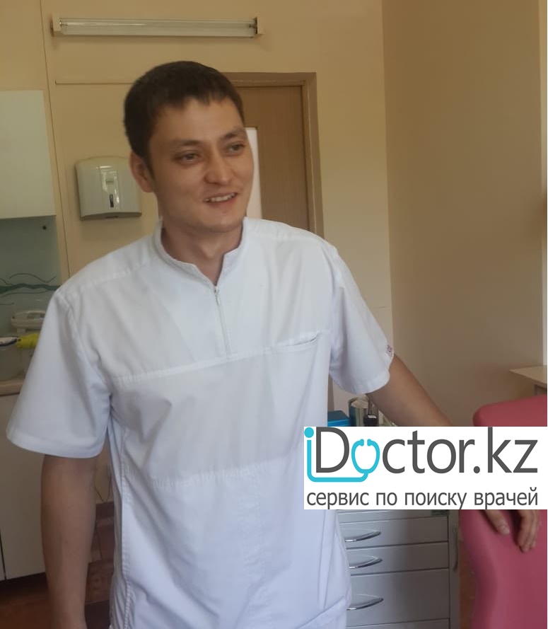 На фотографии изображён Стоматолог Аканаев Асет Жумагелдиевич