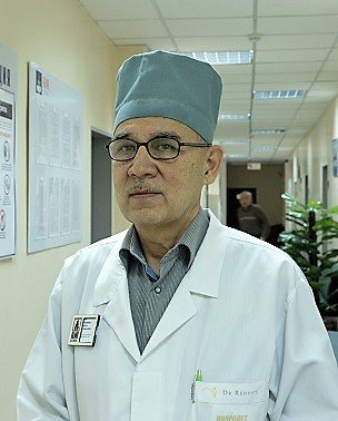 На фотографии изображён ЛОР (отоларинголог) Кайрбаев Решат Кимадиевич