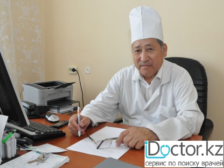 На фотографии изображён Гастроэнтеролог Турсунбай Сакен Ахетович