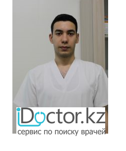На фотографии изображён ЕДШ дәрігері Юсупов Юлдаш Шухратович