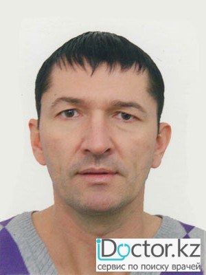 На фотографии изображён Проктолог Стогов Сергей Александрович