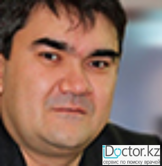 На фотографии изображён Дерматовенеролог Абдусаметов Данияр Марсович