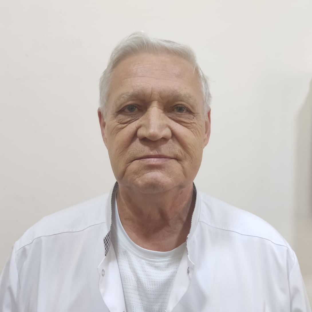 На фотографии изображён Хирург Фирсов Владимир Иванович