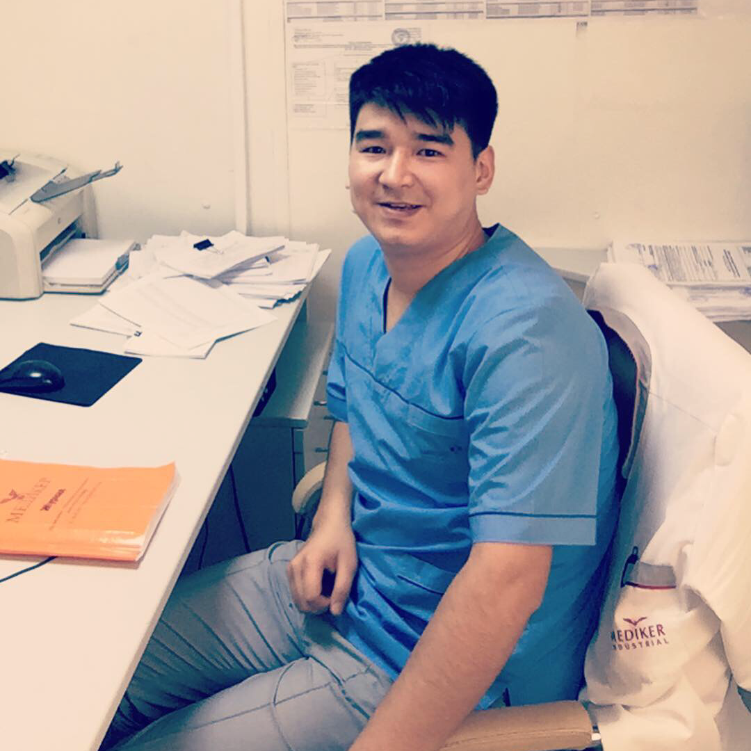 На фотографии изображён ВОП (врач общей практики) Толебай Нурлыбек Мухамедиярович