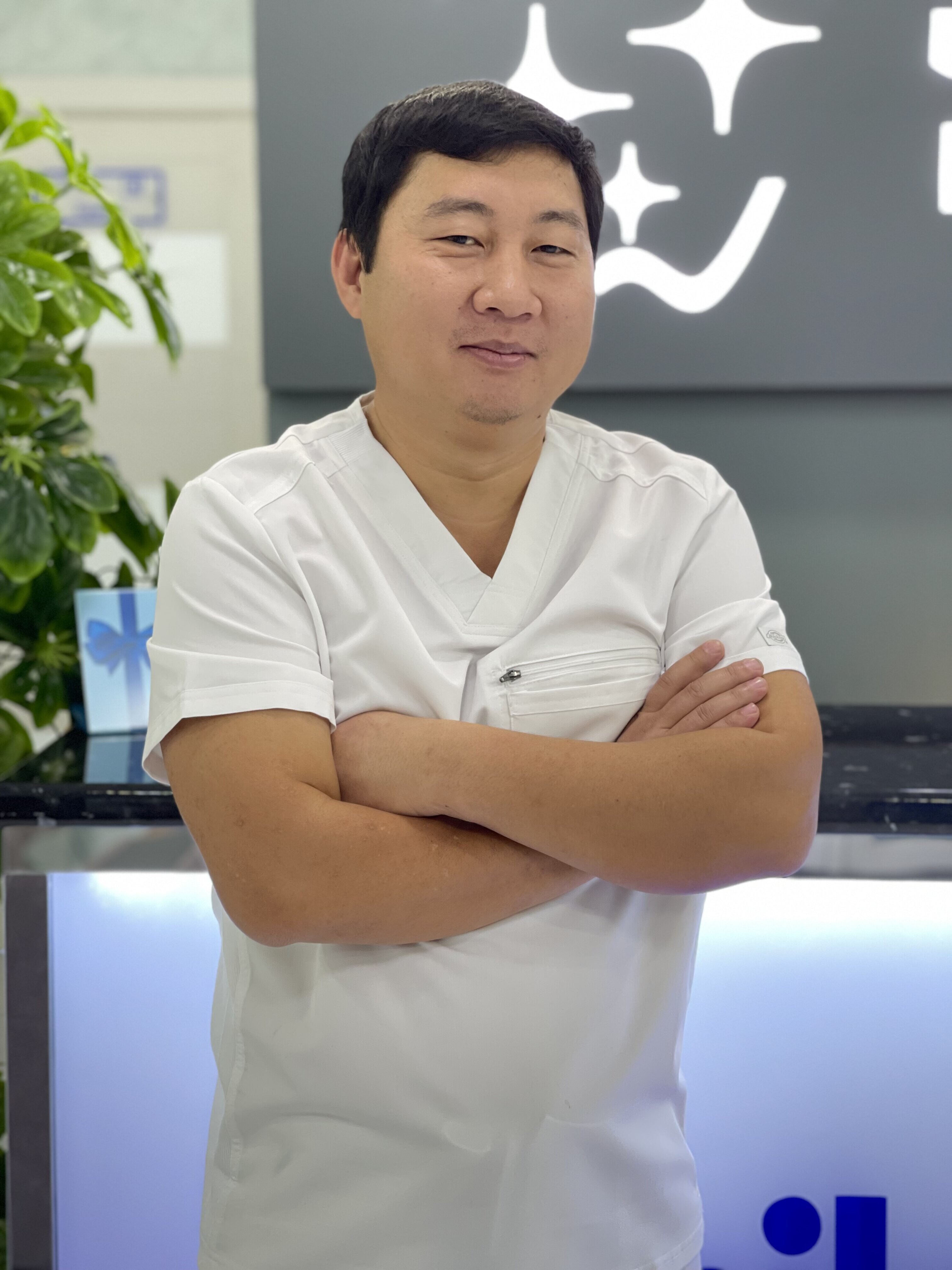 На фотографии изображён  Ким Денис Евгеньевич