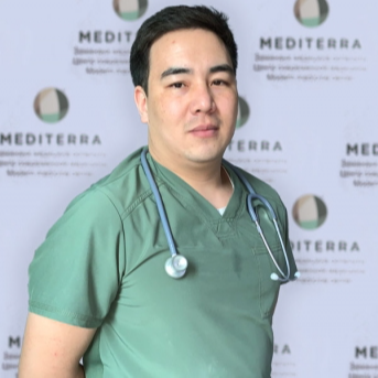 На фотографии изображён Анестезиолог-реаниматолог БЕКТҰРОВ АБЗАЛ АМАНГЕЛДІҰЛЫ