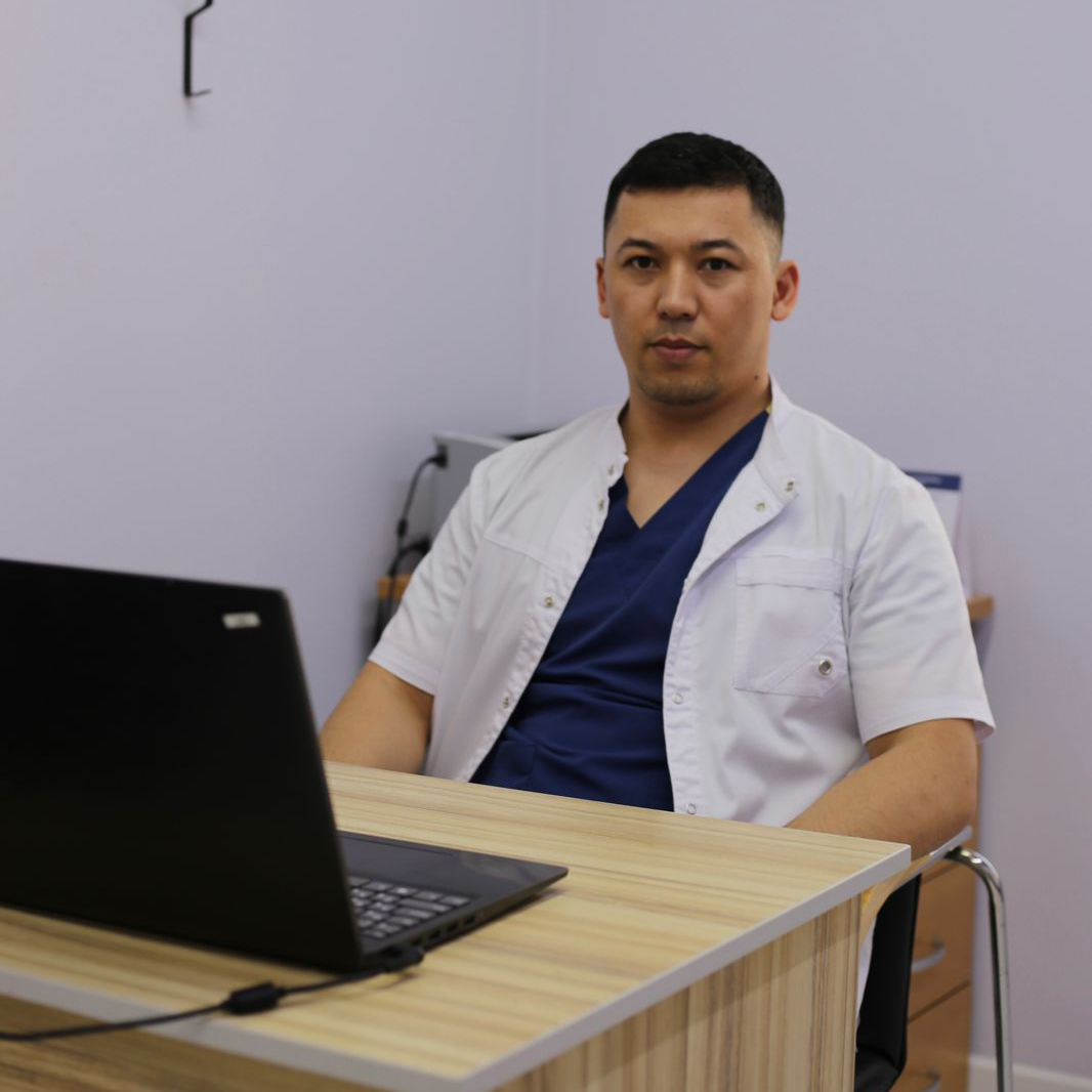На фотографии изображён Уролог Жамбаев Нариман Нышанкулович