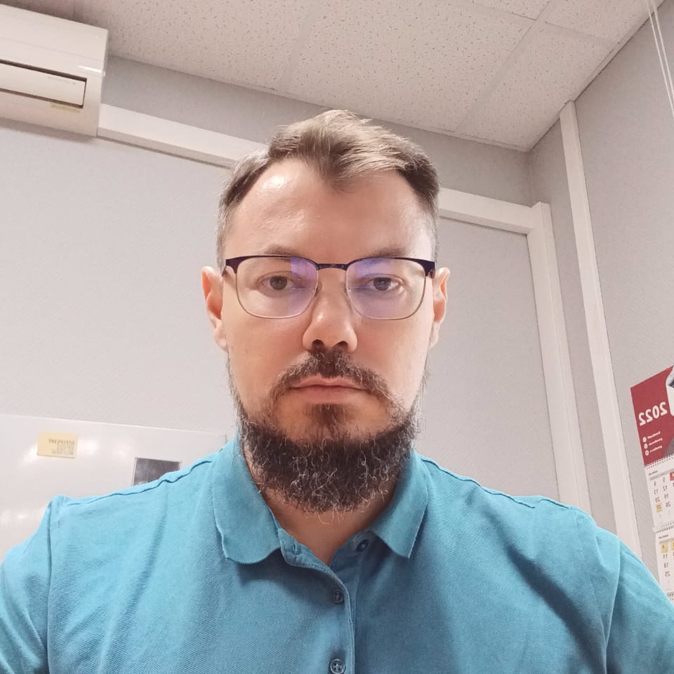 На фотографии изображён  Бедило Михаил Михайлович