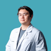 На фотографии изображён Аллерголог Юн Арман Геннадьевич