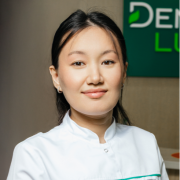 На фотографии изображён Стоматолог Асанова Карлыгаш Еркiнкызы