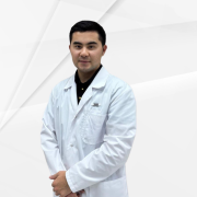 На фотографии изображён ЛОР (отоларинголог) Назаров Нұрхан Мырзағалиұлы