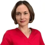 На фотографии изображён ЛОР (отоларинголог) Миронова Александра Сергеевна