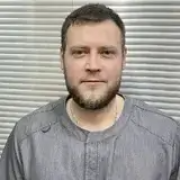 На фотографии изображён ЛОР (отоларинголог) Яловкин Илья Андреевич