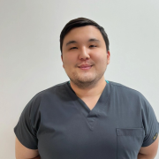 На фотографии изображён ЛОР (отоларинголог) Габдышакиров Нуркен Берикович