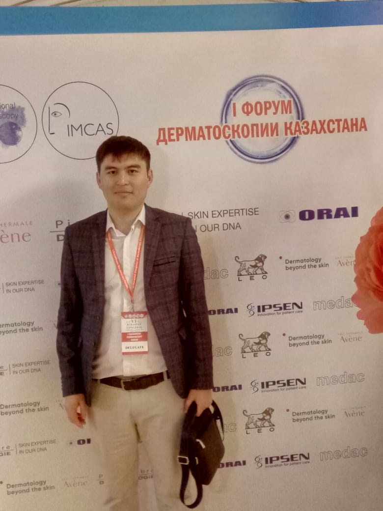 На фотографии изображён Дерматокосметолог Асетилла Ерлан Мусахметович