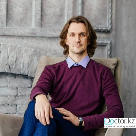 На фотографии изображён  Третьяков Вадим Александрович