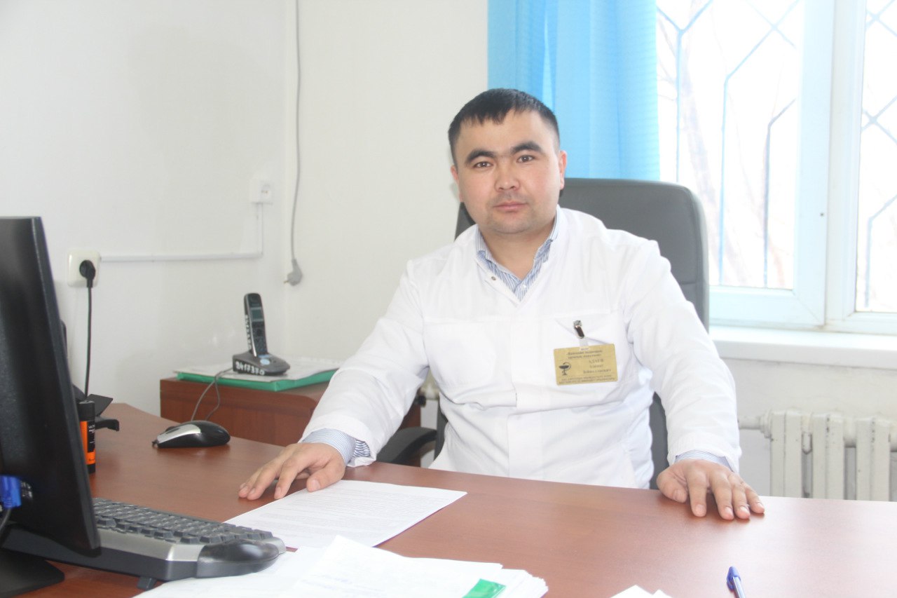 На фотографии изображён Хирург Адаев Азамат Зейноллаевич