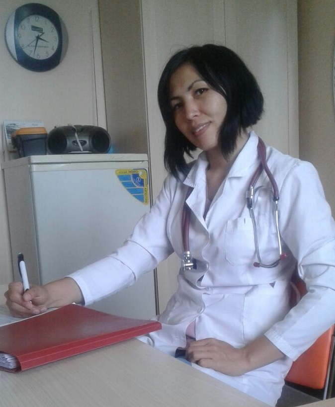 На фотографии изображён Педиатр Таттыбаева Жанат Кенжехановна