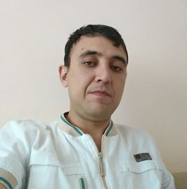 На фотографии изображён Балалар анестезиологы Абатов Алишер Мирабдуллаевич