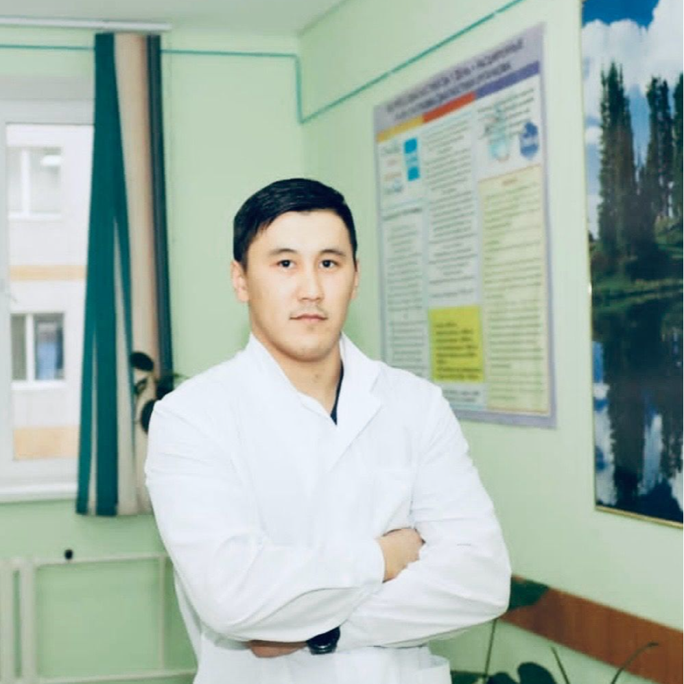 На фотографии изображён Садыков Асет