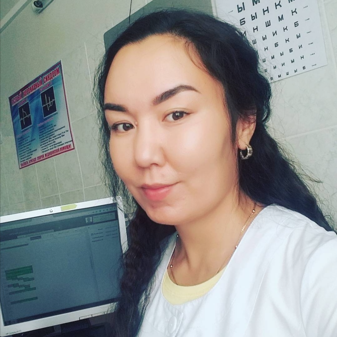 На фотографии изображён Офтальмолог (көз дәрігері) Сейтова Гульнара Нуруллаевна
