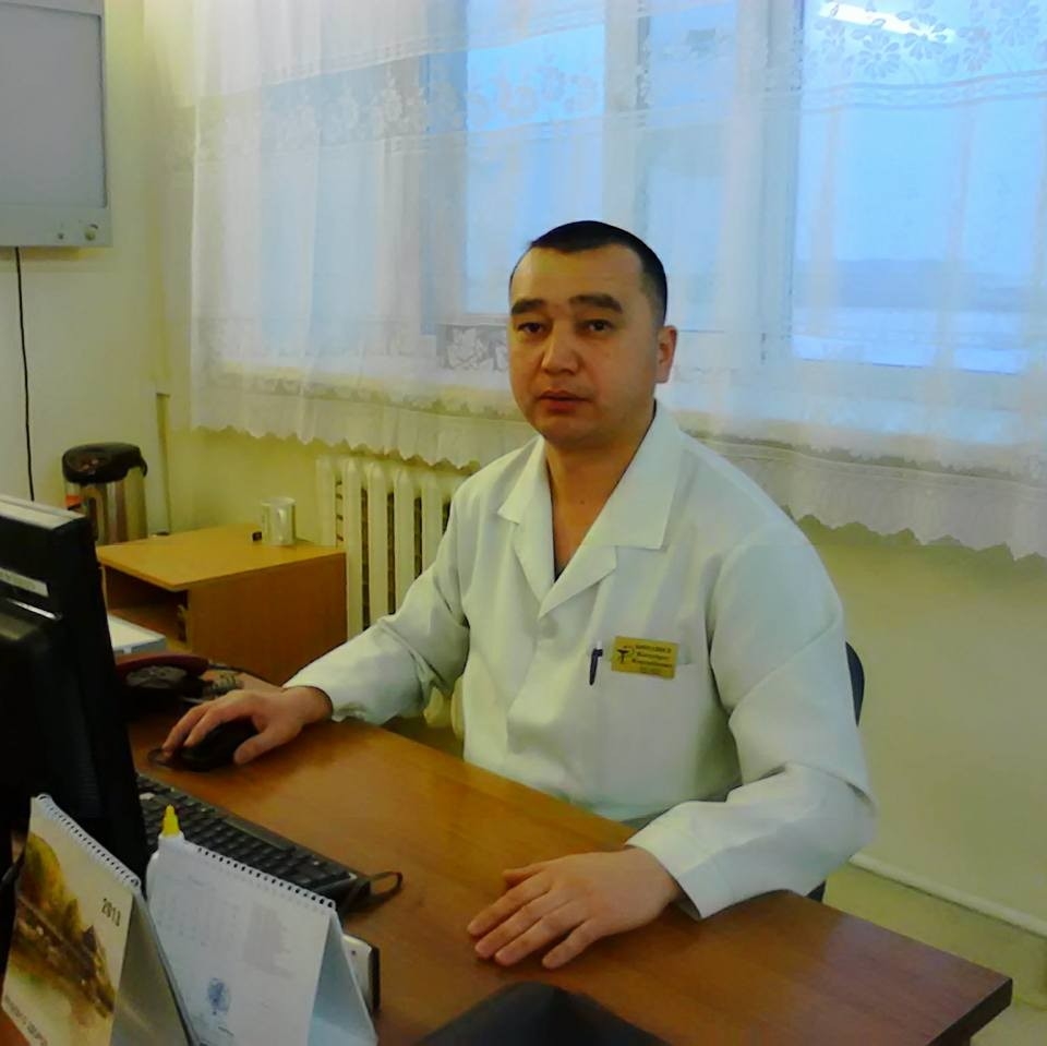 На фотографии изображён Онкомаммолог Бинашев Жаскайрат Жаксыбаевич