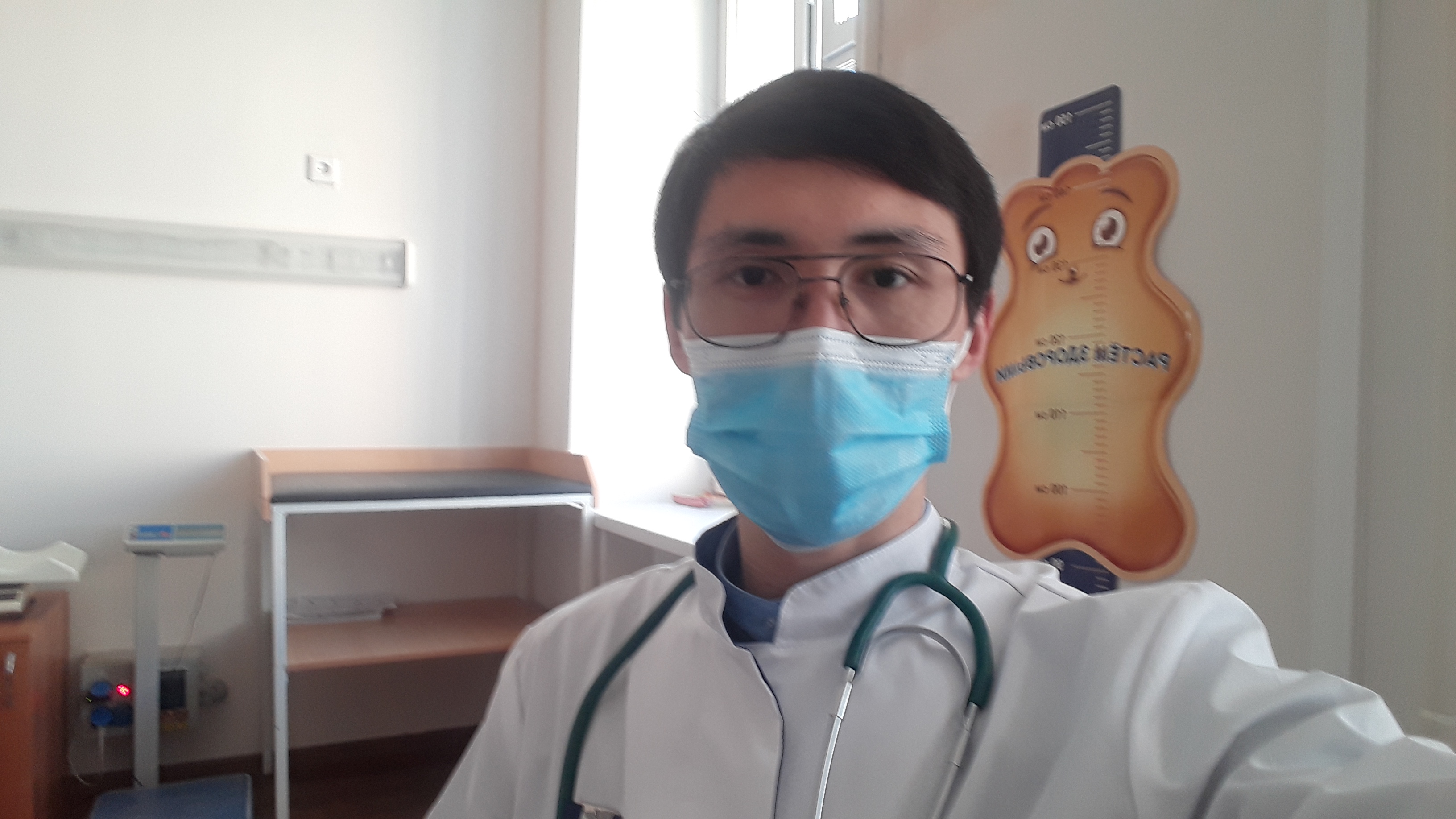 На фотографии изображён ВОП (врач общей практики) Әмірнияз Рустем