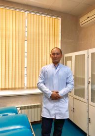 На фотографии изображён Химиотерапевт Касенов Данияр Жасуланович