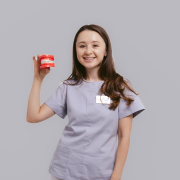 На фотографии изображён Стоматолог Искакова Айгерим Сабыржановна