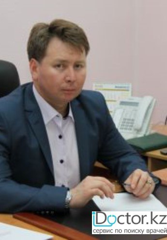На фотографии изображён Детский хирург-уролог Токпанов Адилхан Канадилович