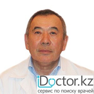 На фотографии изображён Офтальмолог (көз дәрігері) Каракулов Ыбраиым Акбердиевич