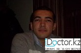 На фотографии изображён ВОП (врач общей практики) Режаметов Фархад Толкунович