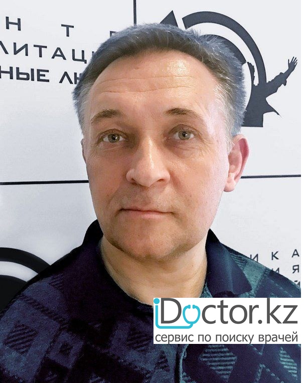 На фотографии изображён Подростковый психолог Косинцев Владимир Георгиевич