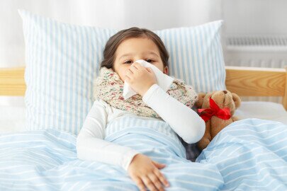 Как правильно лечить насморк у детей?