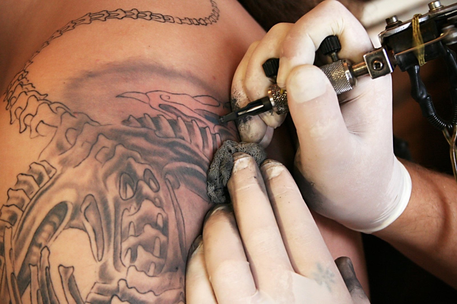 Ученым удалось доказать еще одну опасность татуировок