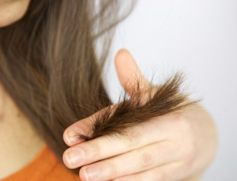 Какие причины вызывают сухость кончиков волос